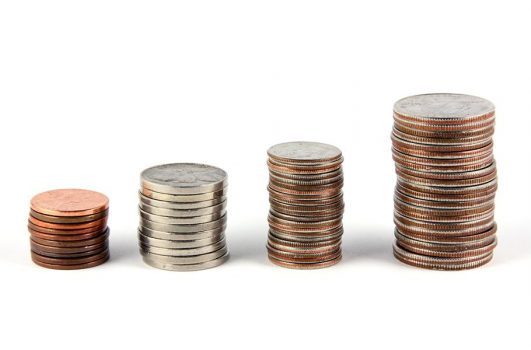 הלוואה לסגירת המינוס - תמונה של מטבעות בערימה