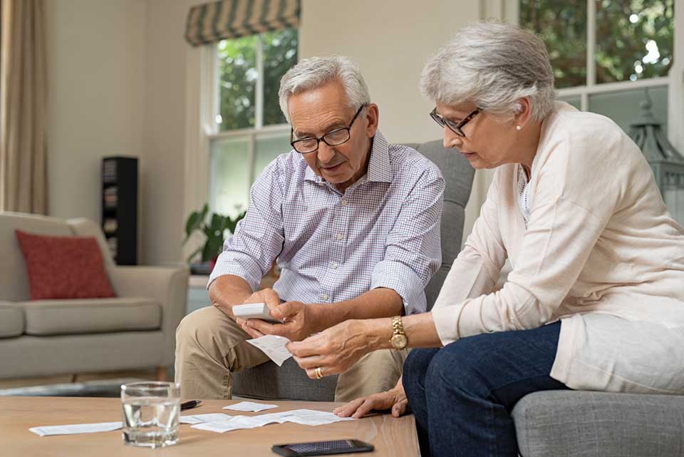 ביטוח סיעודי - זוג מבוגר עם ניירת ביטוחים