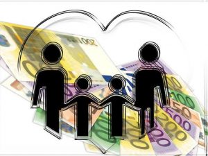 הצלחה פיננסית - ציור של משפחה עם רקע של שטרות כסף